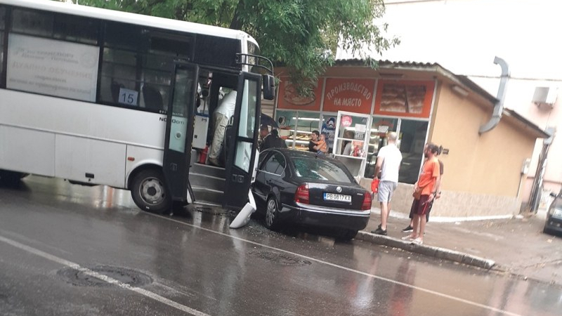 Автобус помля кола в Пловдив СНИМКА