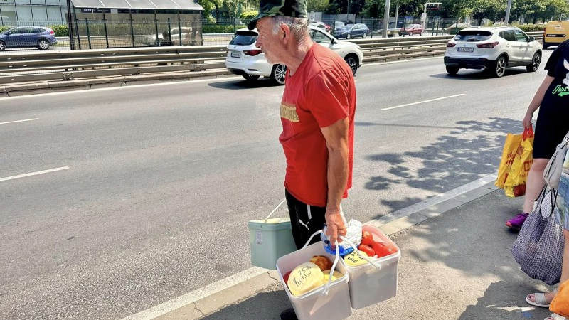 Ще се разплачете, като разберете какво прави този дядо с непознати край столичен мол