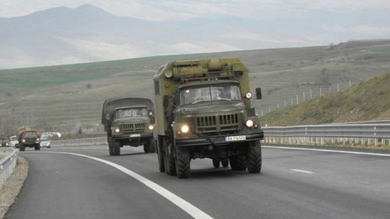 Военна колона задръсти АМ "Тракия", шофьорите заклещени в 15-километрова тапа СНИМКИ