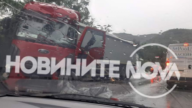 Катастрофа с два тира на пътя Русе-Велико Търново, движението е ад СНИМКА
