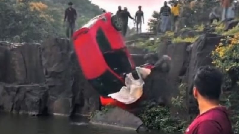 Страховит инцидент: ВИДЕО запечата как Honda с баща и дъщеря падна от скали в езеро