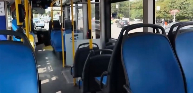 Чужденец нокаутира два пъти контрольорка в автобус във Варна ВИДЕО 