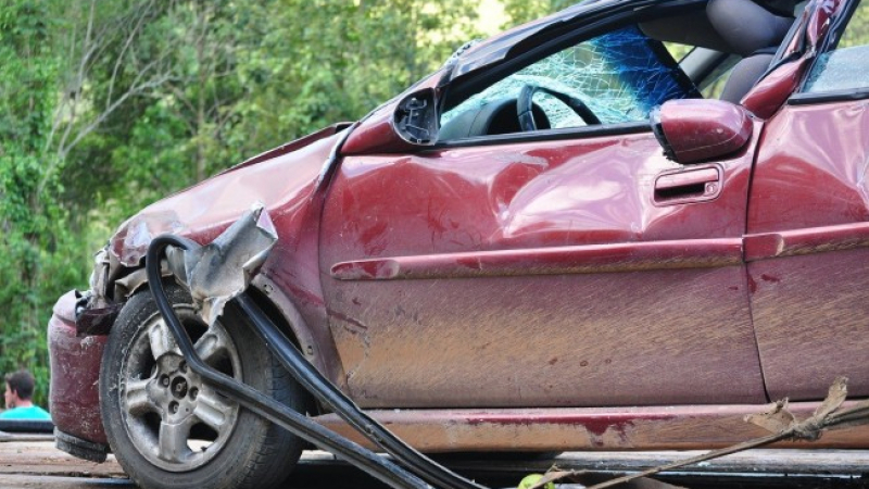 Тежък инцидент: Автомобил се заби в заведение край Русе