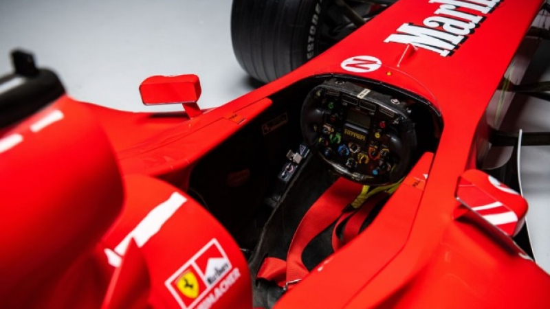 Продава се болид на Михаел Шумахер от "Формула 1" с интересна история СНИМКИ