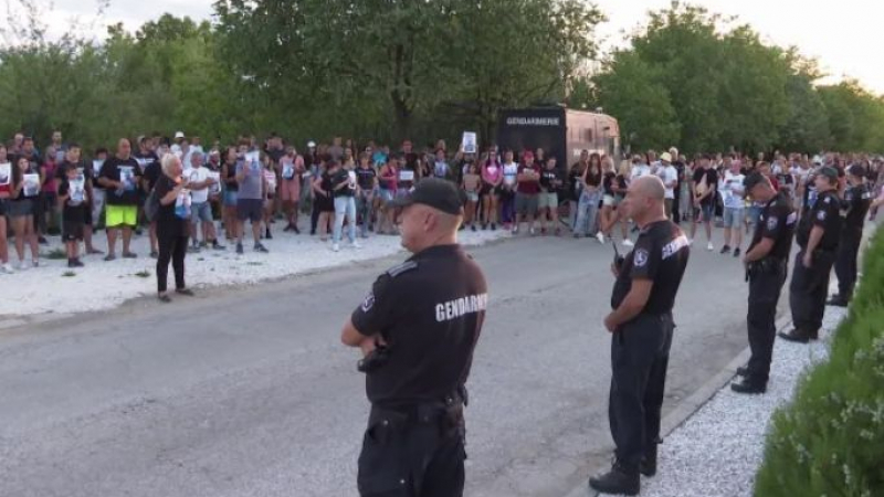 Взривоопасна ситуация в Цалапица, протестът за Митко потегля към София 