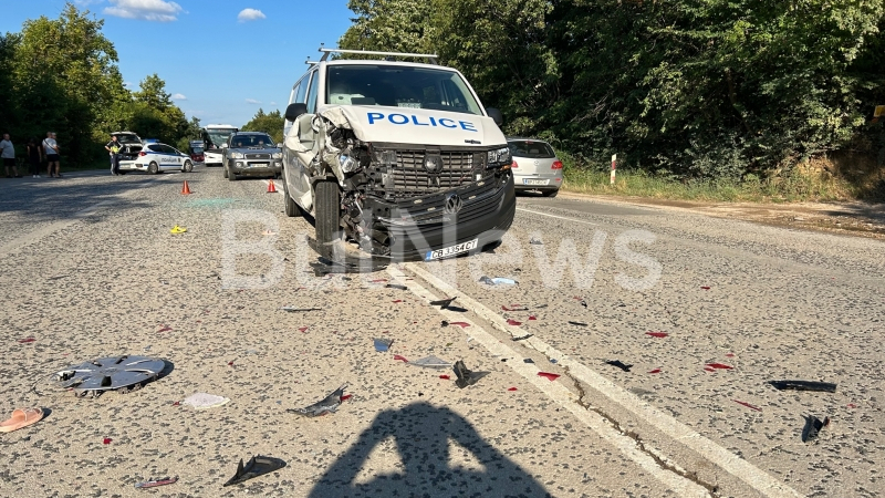 Тежка катастрофа с чисто нов полицейски бус край Враца блокира пътя СНИМКИ