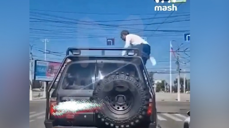 Зрелищни ВИДЕА: Мъж се качи на покрива на джип на кръстовище и след това...