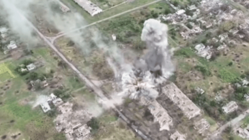 ВИДЕО от войната: ВСУ нанесоха въздушен удар с две бомби JDAM по окупаторите
