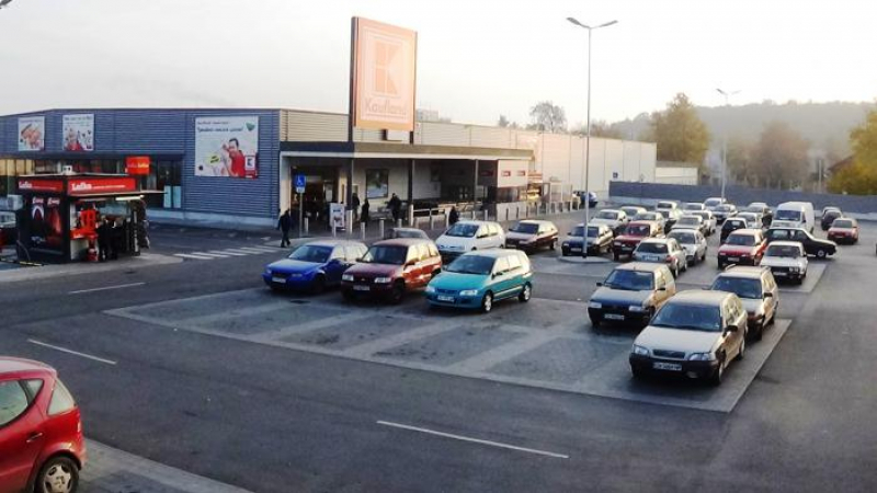 СНИМКИ от паркинг на "Кауфланд" в София подпалиха мрежата, всички гадаят защо шофьорът е направил това 