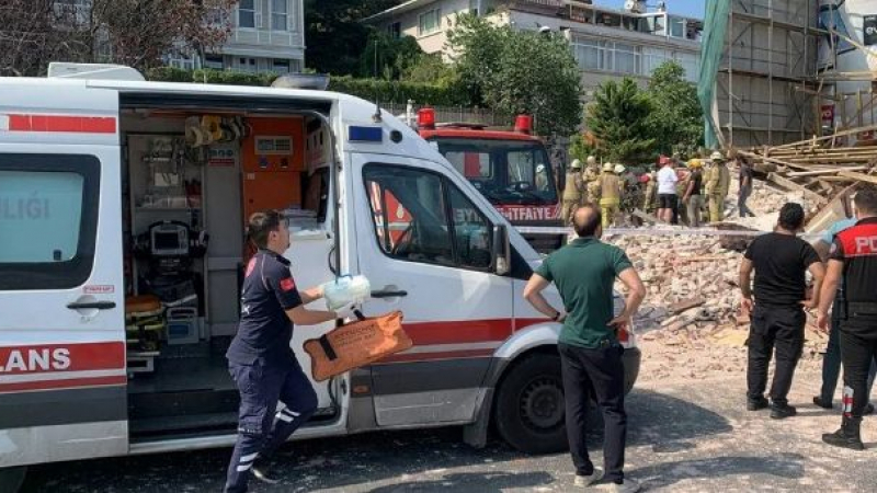 Историческа сграда рухна в Истанбул, търсят затрупани под отломките СНИМКИ 