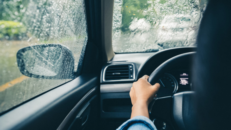 Три грешки, които всеки допуска при шофиране по време на дъжд