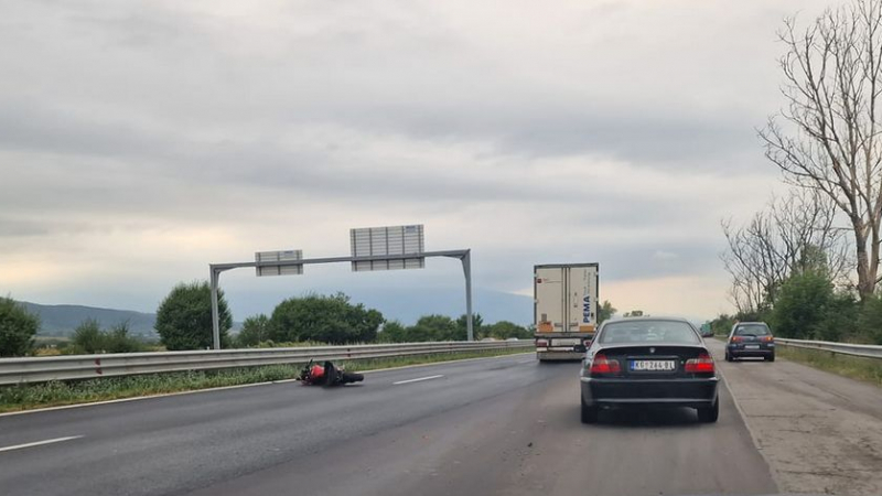 Само в БЛИЦ! Нов ужас на „Тракия“! Моторист лежи на земята, а шофьорите... СНИМКИ 