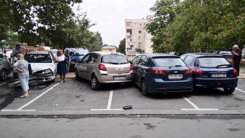 Джигит сътвори невиждан погром пред блок в Пловдив, пострадали си скубят косите СНИМКИ  