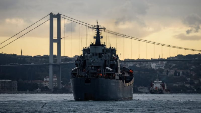 Politico: Украйна тръгна сама "на лов" за тайните руски кораби в Черно море