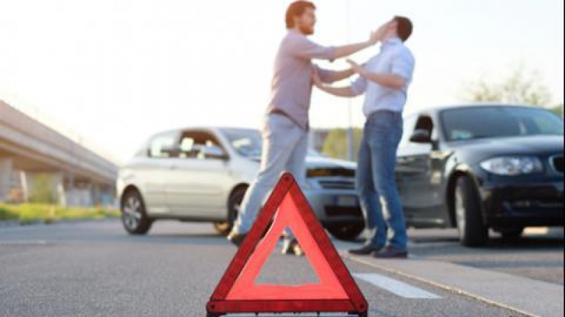 Агресия на пътя в София: Шофьори на автомобили се млатиха на кръстовище 