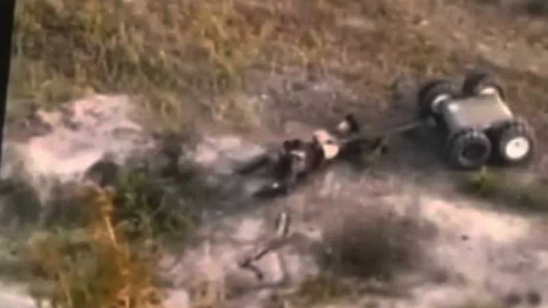 Екзекуция ли е това? Шокиращи кадри от евакуация на ранен войник от ВСУ от робот "санитар" от бойното поле 