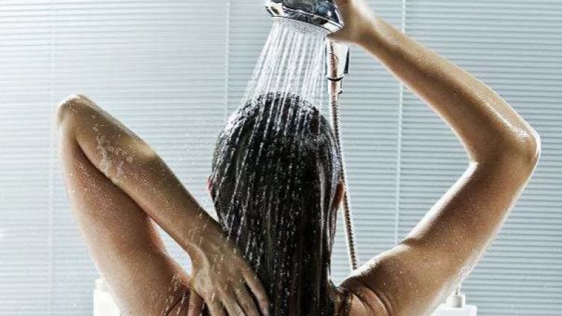 Всички допускаме тази грешка при миене, с която съсипваме косата си