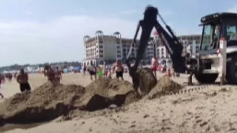 Багер разкопа плажа в Обзор, туристите онемяха
