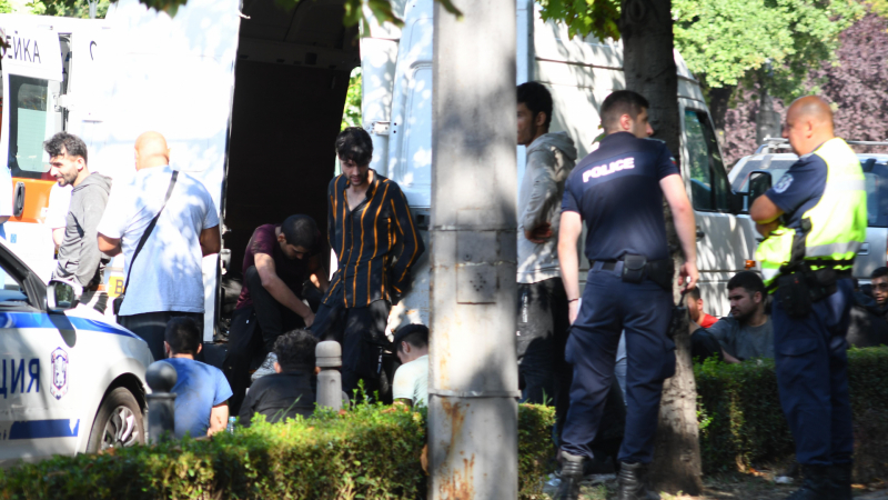 Първо в БЛИЦ: Бясна гонка с мигранти край София завърши шокиращо