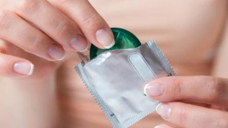 Момиче пробило презервативите на родители си преди години, те още не знаят