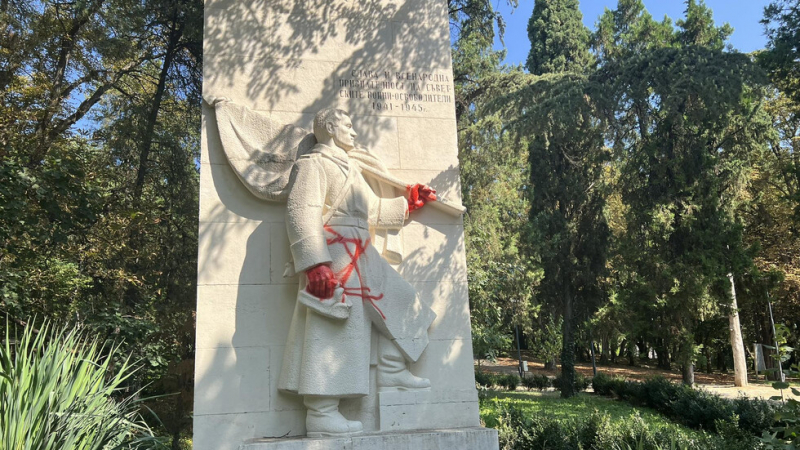 Обезобразиха паметника на Съветската армия в Стара Загора СНИМКИ