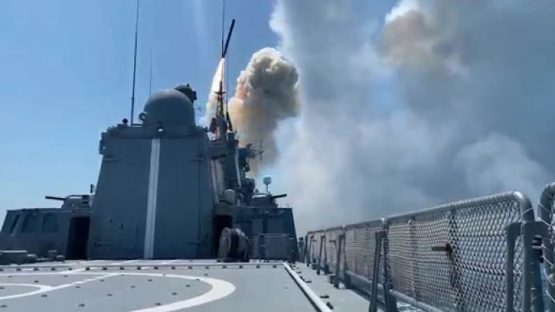 Русия държи пет военни кораба в Черно море, единият носи "Калибър"