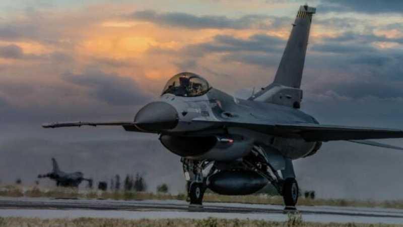 Изтребител F-16 се приземи във военновъздушна база в Украйна 