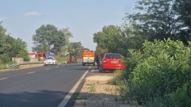 Ад с два трупа край Пловдив, линейка лети към болницата с тежко пострадал 