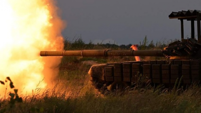 Руски танк издържа пряко попадение от гранатомет NLAW и експлозия на мина