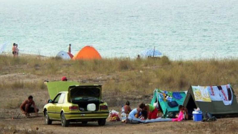 Ловък апаш отрови живота на куп туристи на плажа в Крайморие