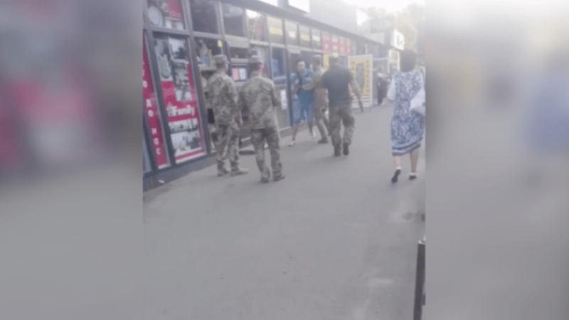 ВИДЕО показа как в Киев събират наборници за фронта ВИДЕО