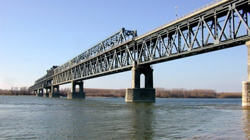 Част от „Дунав мост” се откъсна! Има обърнат тир, границата е затворена ВИДЕО