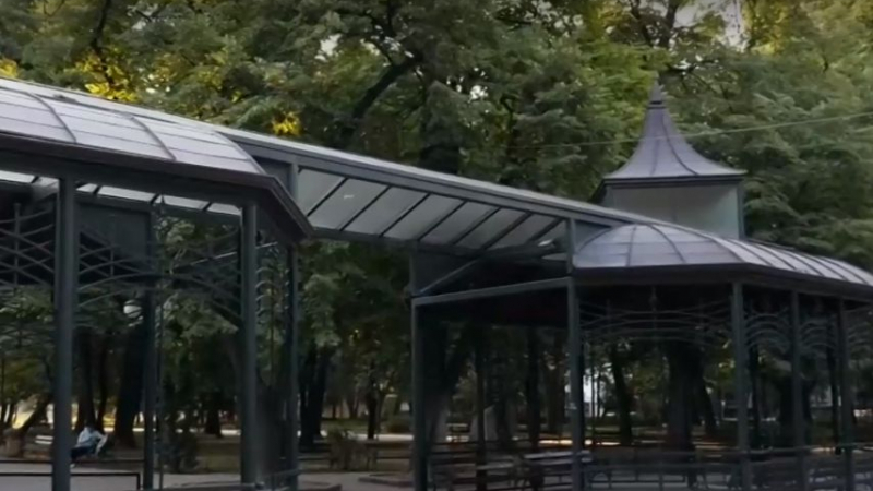 Дядо заведе внучките си в парк в Пловдив, но се появиха тийнейджъри и стана страшно ВИДЕО 