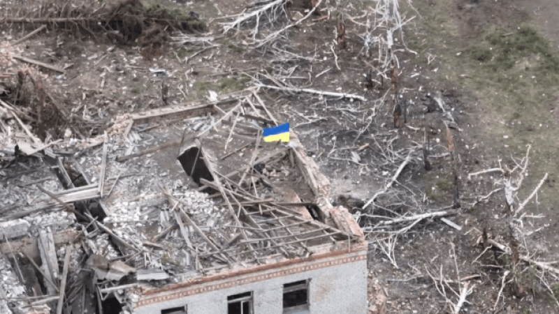 ВИДЕО от войната: ВСУ издигнаха украинското знаме с подписа на Залужни над Работино