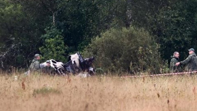 Фатални 32 секунди: Самолетът на Пригожин със странни маневри преди удара, а до един от труповете открили... ГРАФИКИ