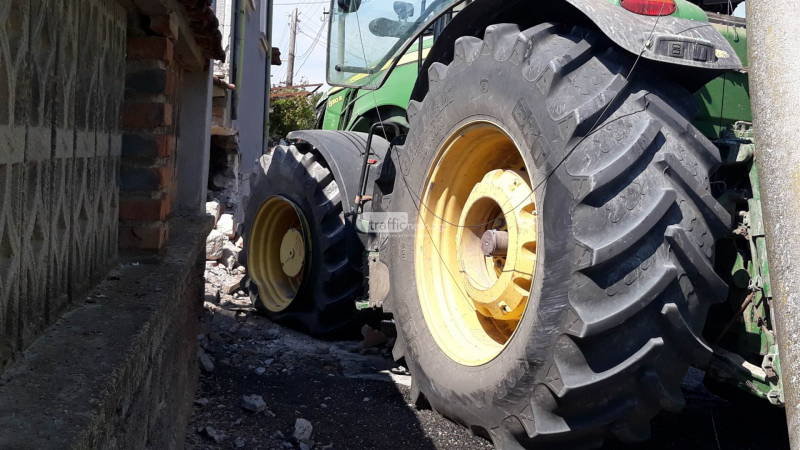 Неописуем ужас в пловдивско село: Трактор спука гума, отсече стълб, а после... СНИМКИ  