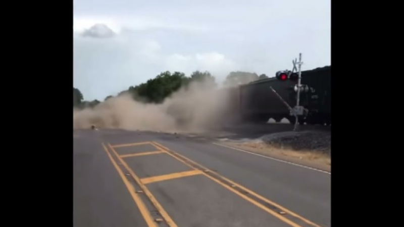 Зрелищни ВИДЕА: Вижте момента, в който влак се блъсна в тежък камион