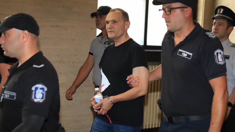 Васил Божков бил предупреден от политици да напусне България