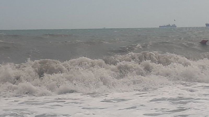 Плажуващите изтръпнаха: Мъртвакът се върна, с него отново идват вълни като цунами
