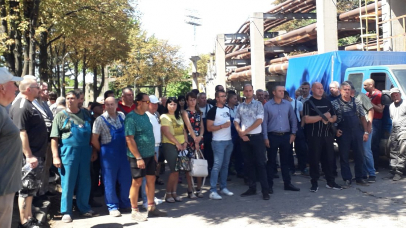 На предупредителен протест, солидарно с колегите си от Комплекс “Марица Изток”, излязоха миньори и енергетици от Перник и Кюстендил