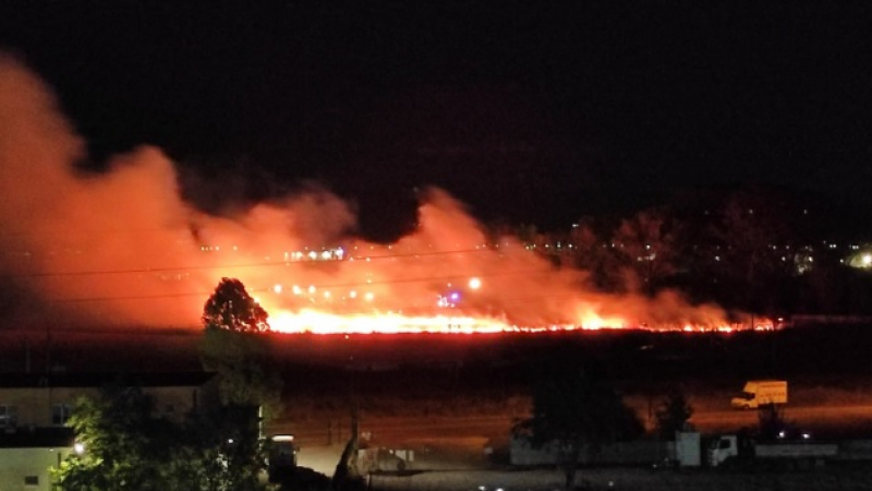 Голям пожар продължава да бушува до софийски квартал ВИДЕО 