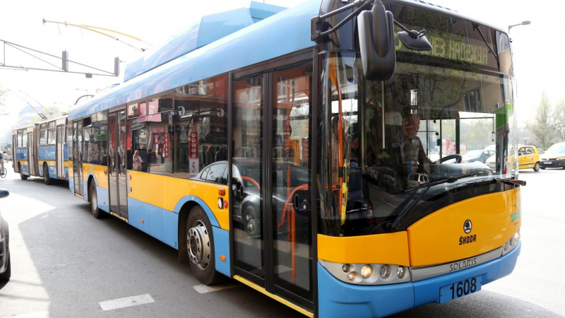 Шофьор от градския транспорт в София свали неадекватни младежи и взриви мрежата