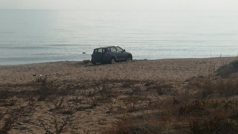 Руснак паркира джипа си върху дюни край Созопол и вбеси всички