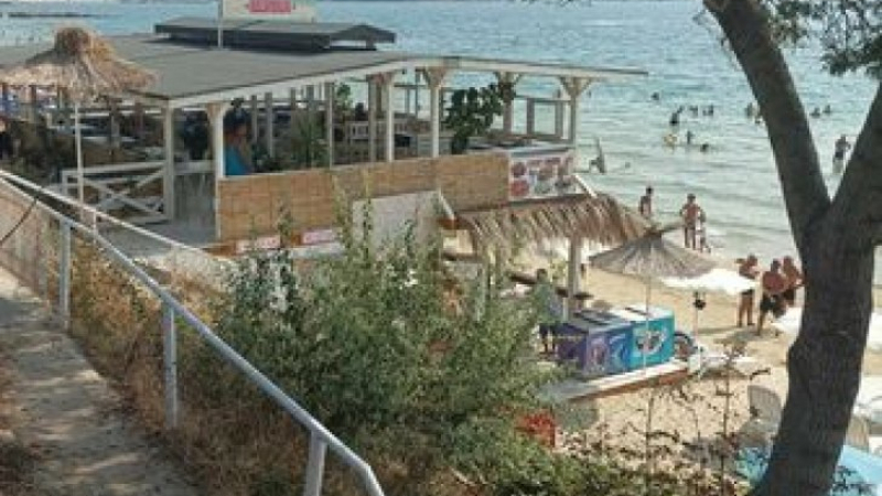Обиди и заплахи на посещаван роден плаж – пловдивчанка и хотелиер в скандал за чадър и шезлонг