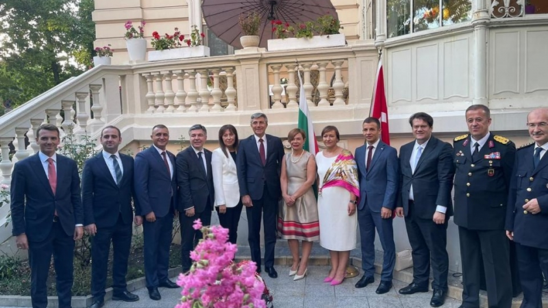 Карадайъ отиде на важна среща в турското посолство в София СНИМКИ