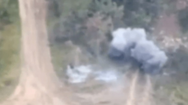 ВИДЕО от войната: Показаха как украински дронове атакуват руски танкове