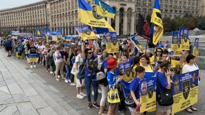 Роднини на украински бойци излязоха на масов митинг, ето какво поискаха ВИДЕО