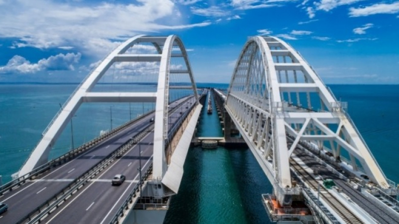 Спътникови СНИМКИ показаха новия начин за защита на Кримския мост от морски дронове