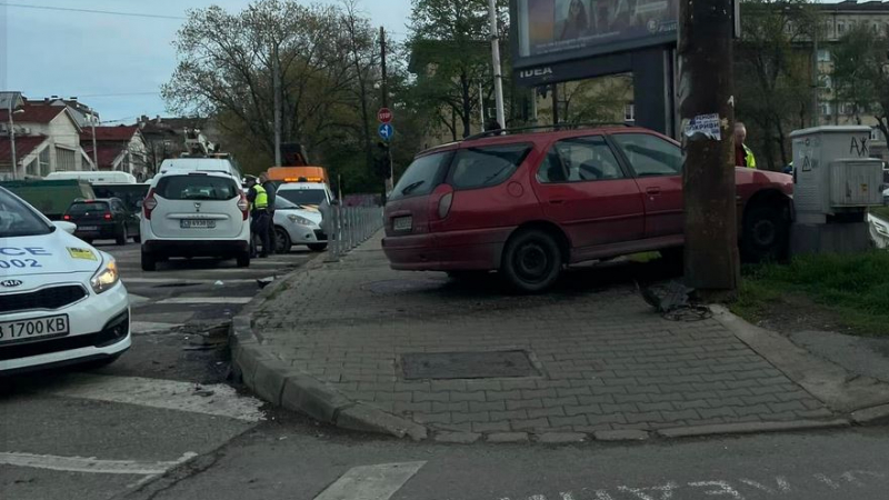 Касапница в Бургаско: 20-г. шофьорка помете четирима мъже на тротоар!