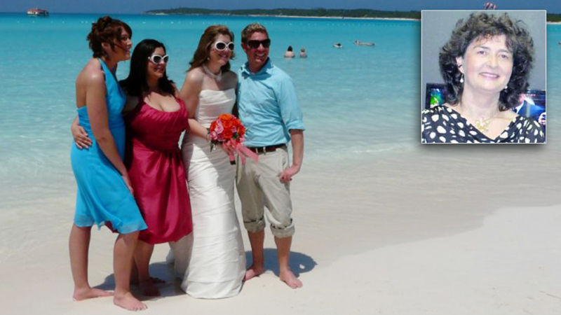 Блажна венчавка с хиляди сватбари на Бахамите